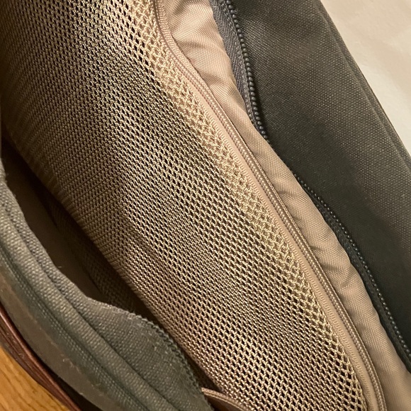 Orvis Dark green canvas and Leather Bat and Kill carryon bag. - Picture 7 of 13